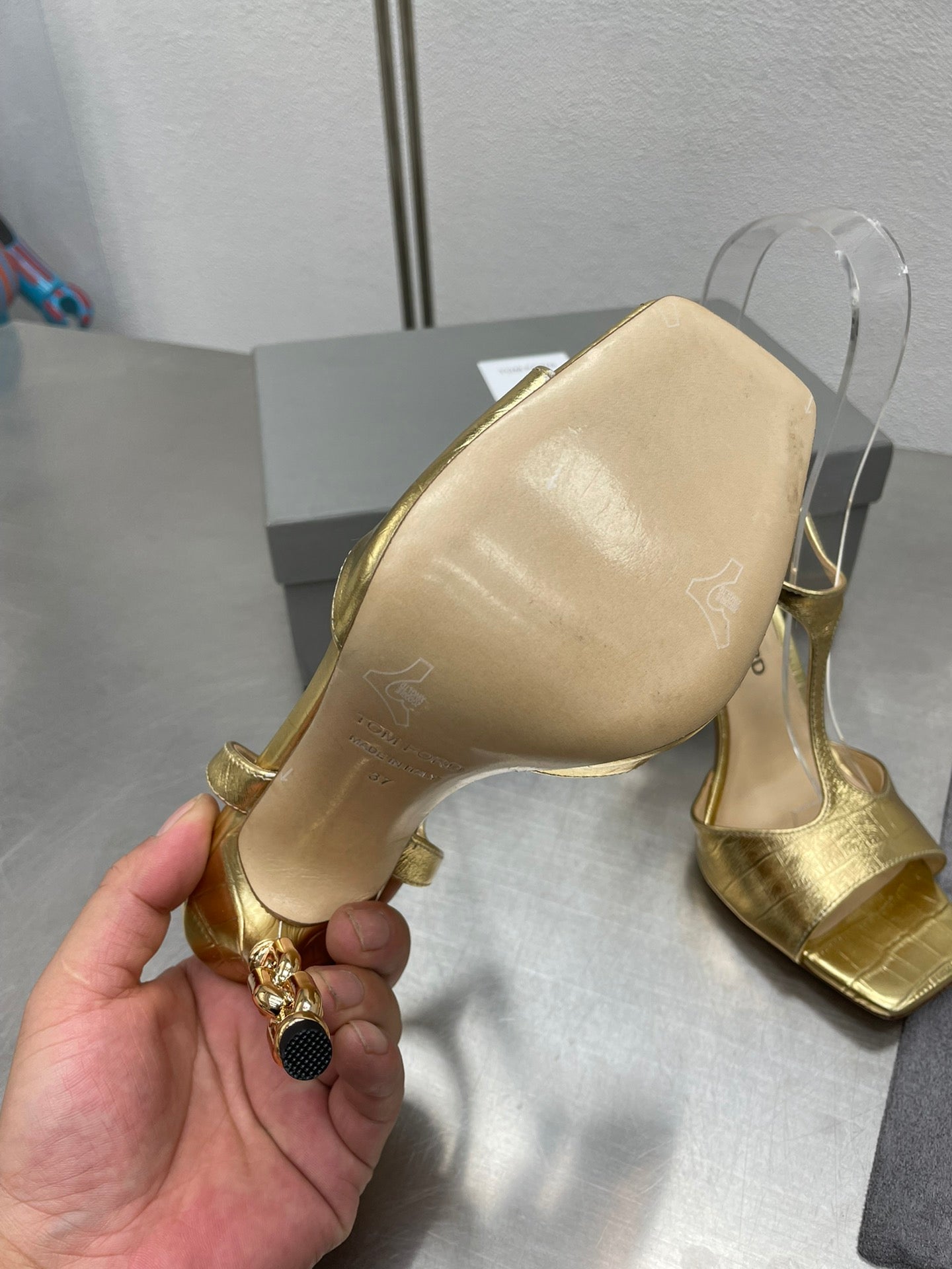 HIGH-HEELED T-STRAP SANDAL IN GOLD CALFSKIN