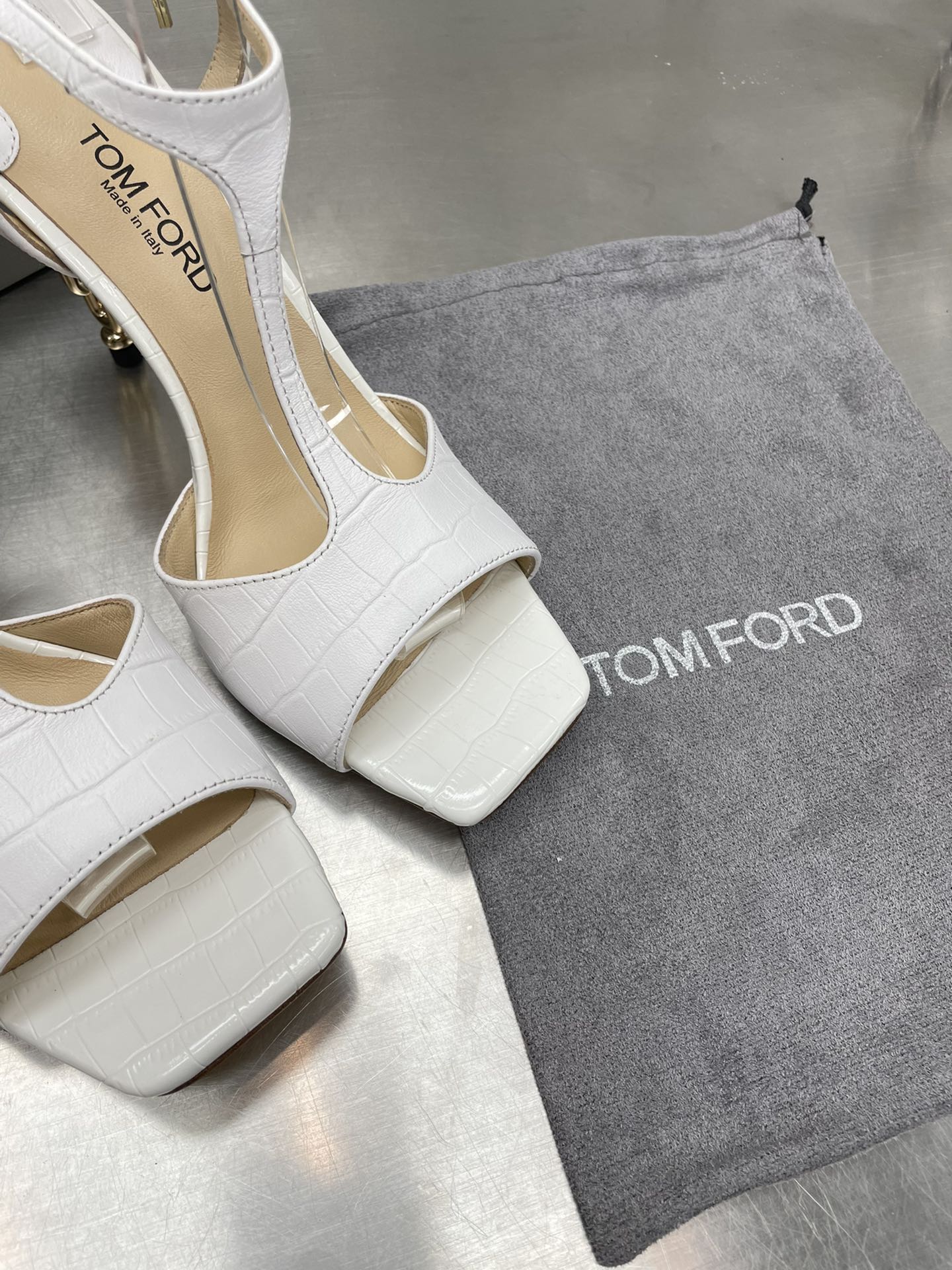 HIGH-HEELED T-STRAP SANDAL IN WHITE CALFSKIN