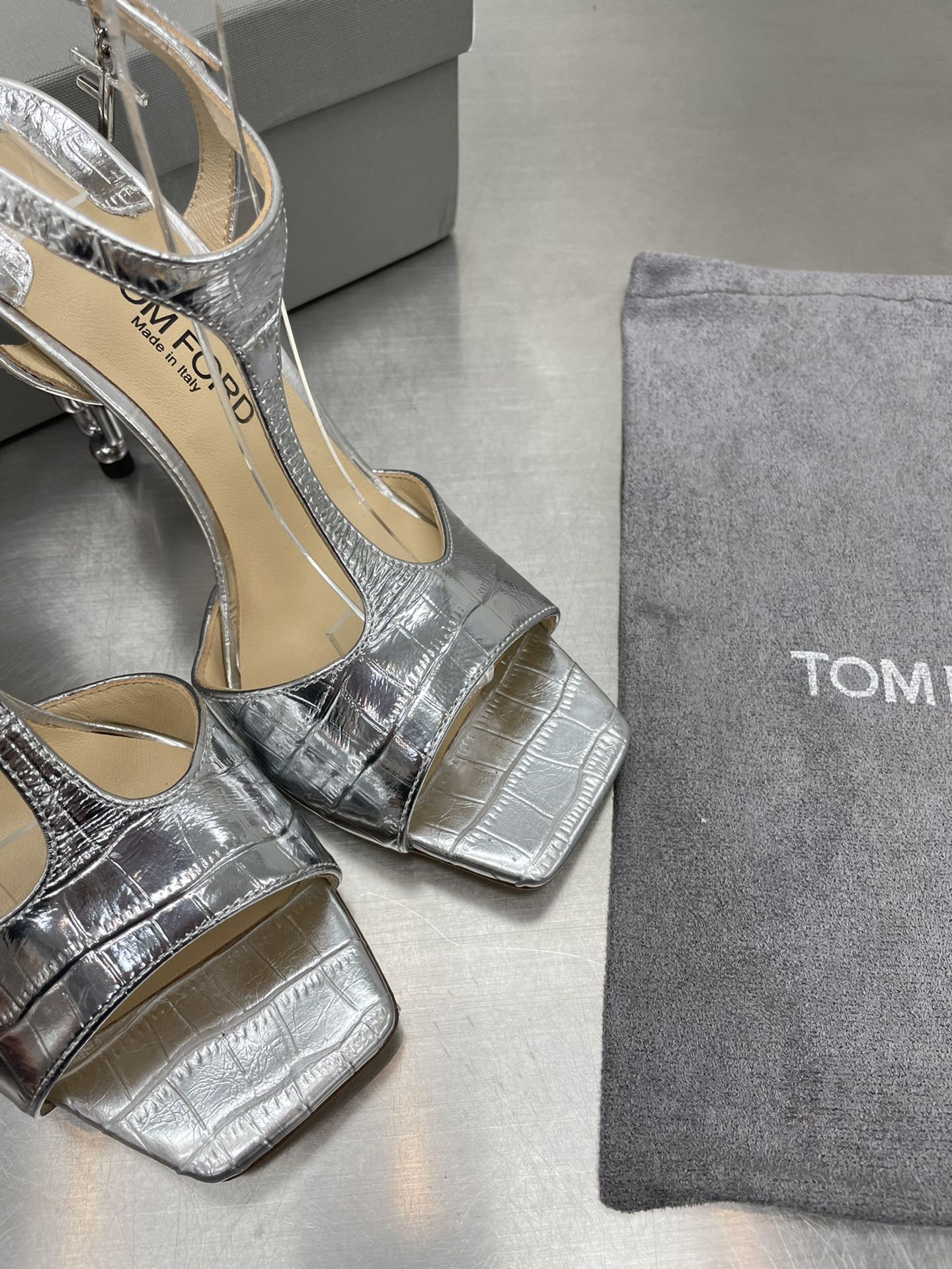 HIGH-HEELED T-STRAP SANDAL IN SILVER CALFSKIN