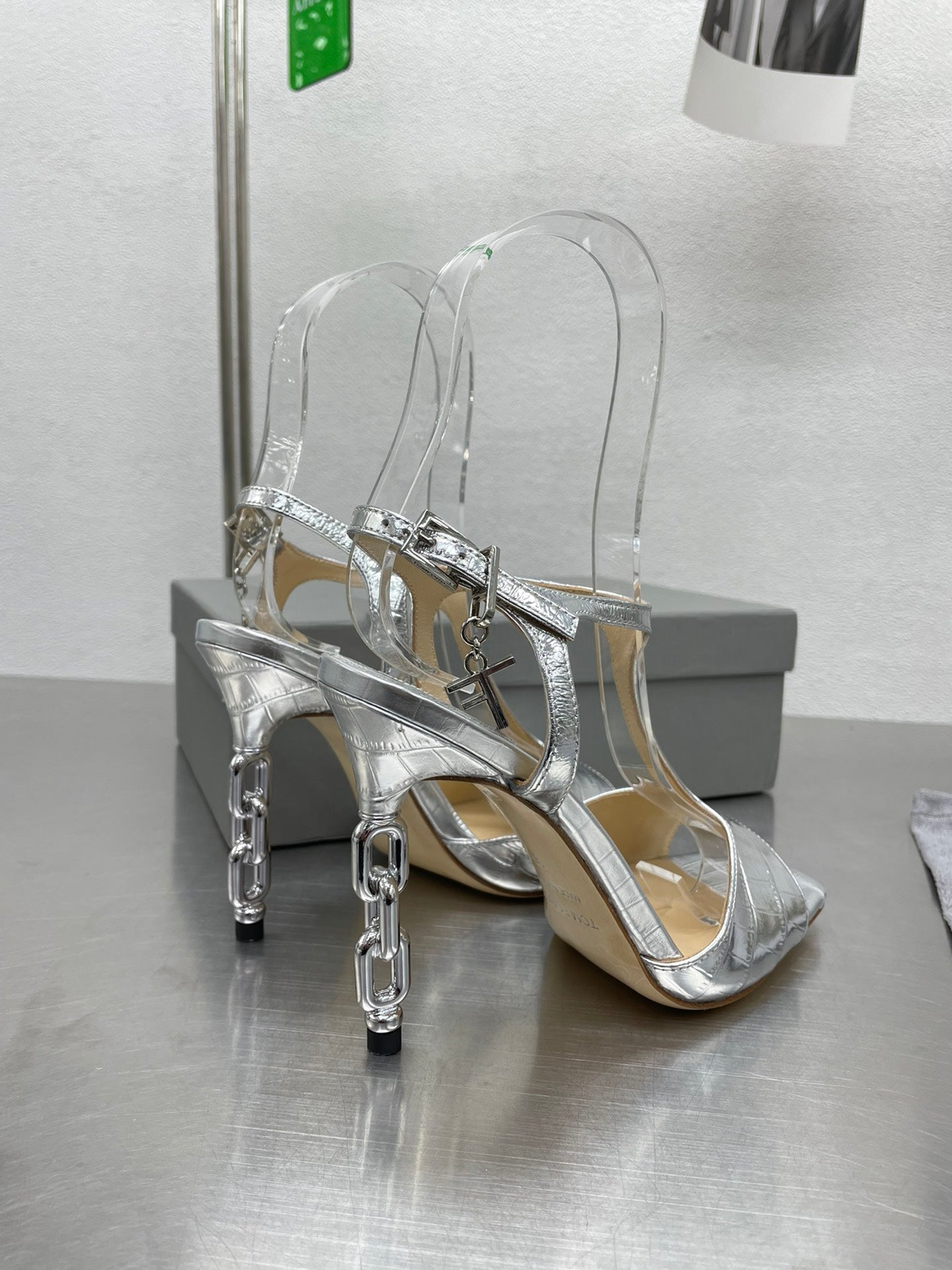 HIGH-HEELED T-STRAP SANDAL IN SILVER CALFSKIN