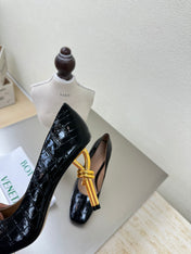 KNOT HIGH PUMP IN BLACK CALFSKIN WITH WOVEN DESIGN AND GOLD METAL HEEL 9 CM