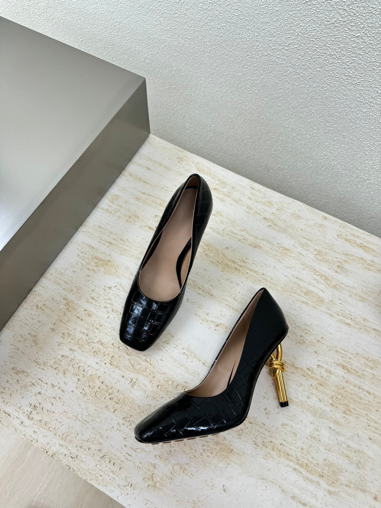 KNOT HIGH PUMP IN BLACK CALFSKIN WITH WOVEN DESIGN AND GOLD METAL HEEL 9 CM