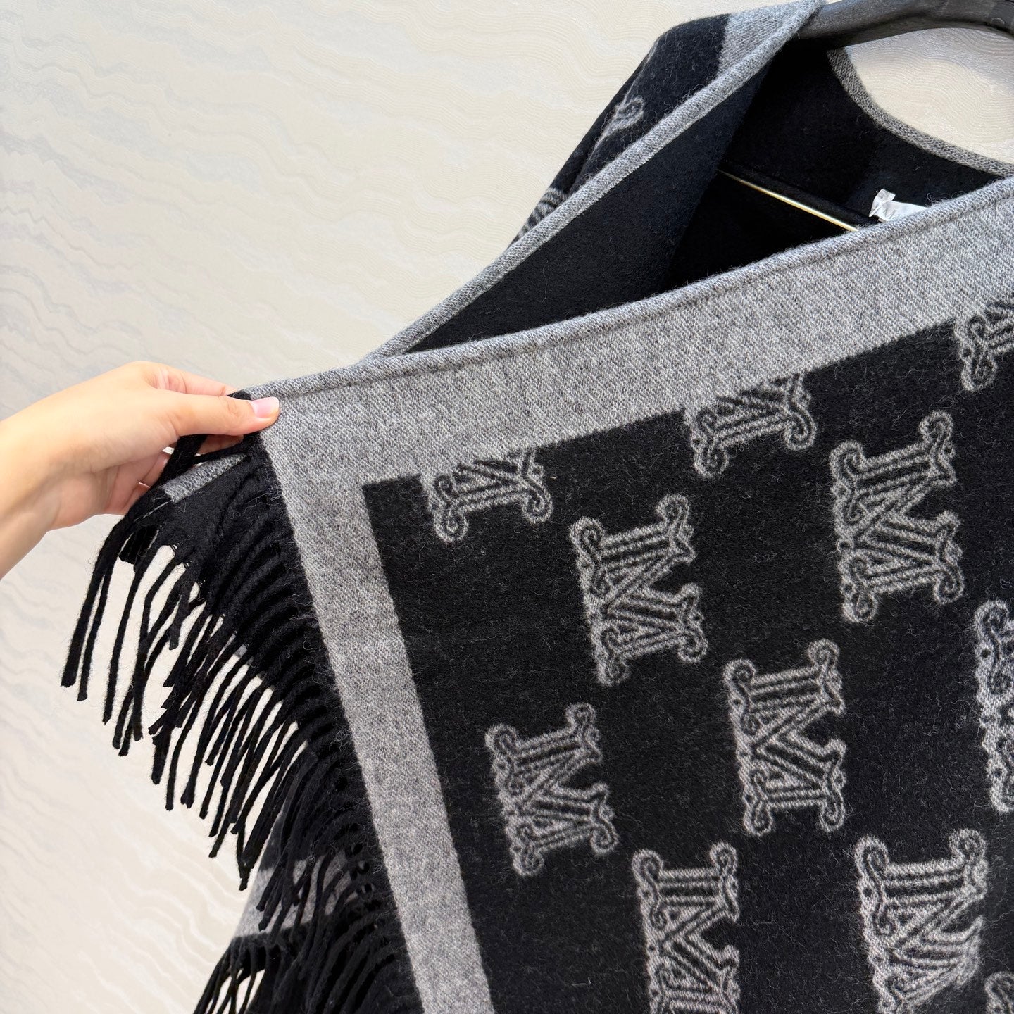 MAX MARA 25S FRINGED KNIT CAPE 163