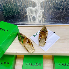 ALFIE LEATHER FLAT MULES IN GOLD PATENT CALFSKIN WITH WOVEN DESIGN