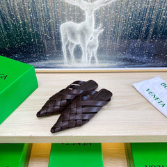 ALFIE LEATHER FLAT MULES IN CHOCOLATE BROWN PATENT CALFSKIN WITH WOVEN DESIGN