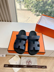 CHYPRE SANDAL IN BLACK GRAINED CALFSKIN