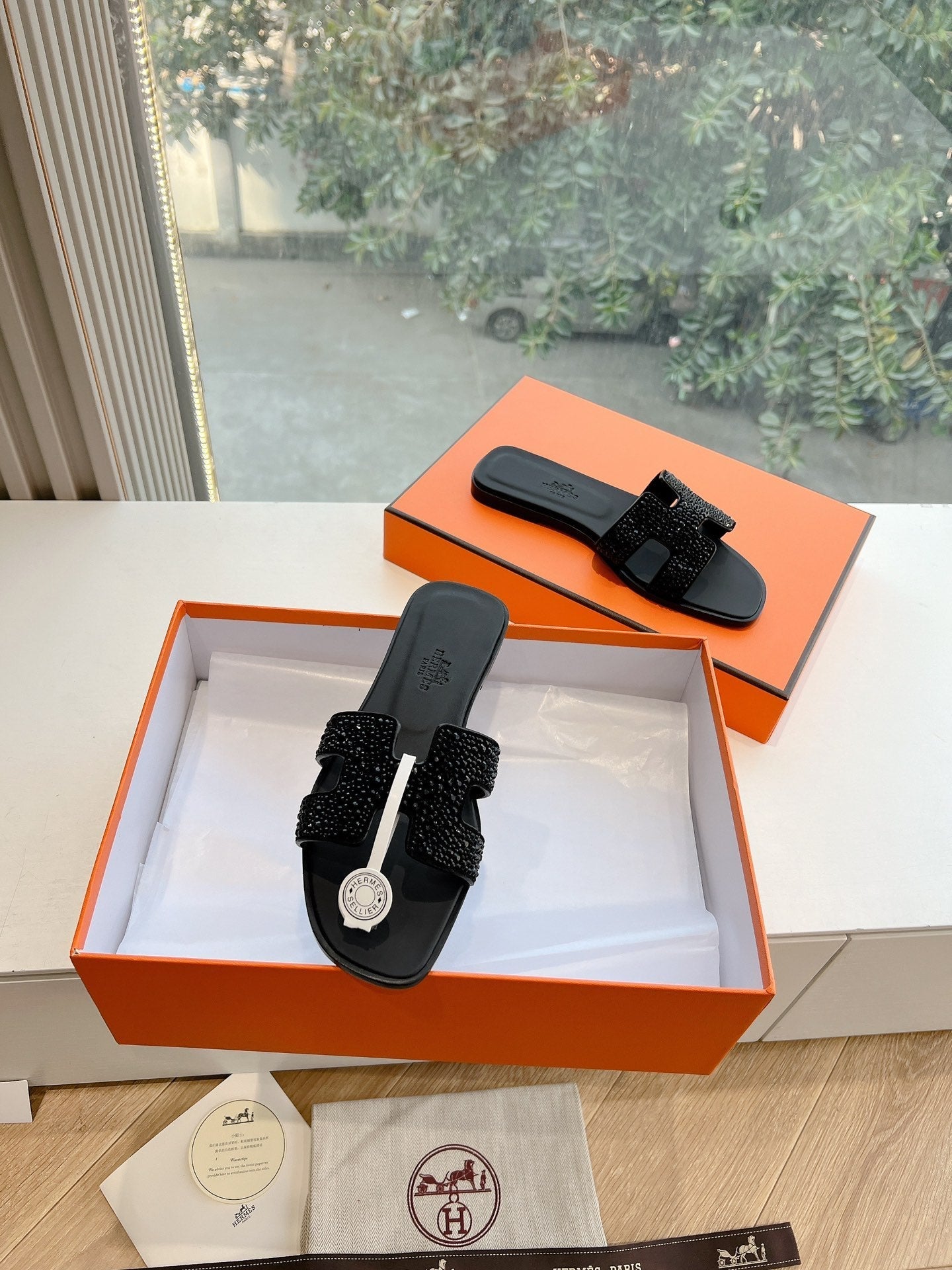 0RAN SLIDE IN BLACK CALFSKIN WITH CRYSTALS