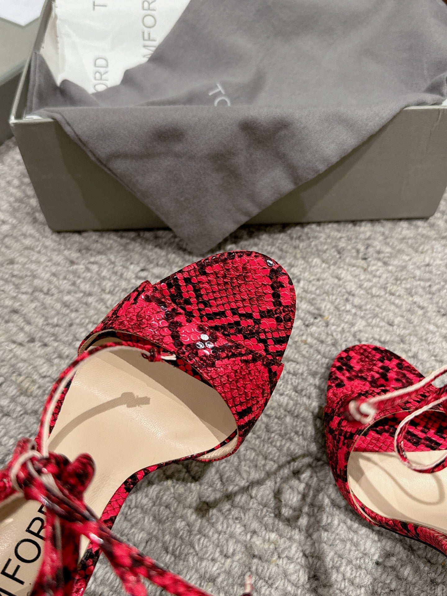 HIGH HEEL 10 CM SANDAL IN ROSE RED MIX BLACK CALFSKIN 684355