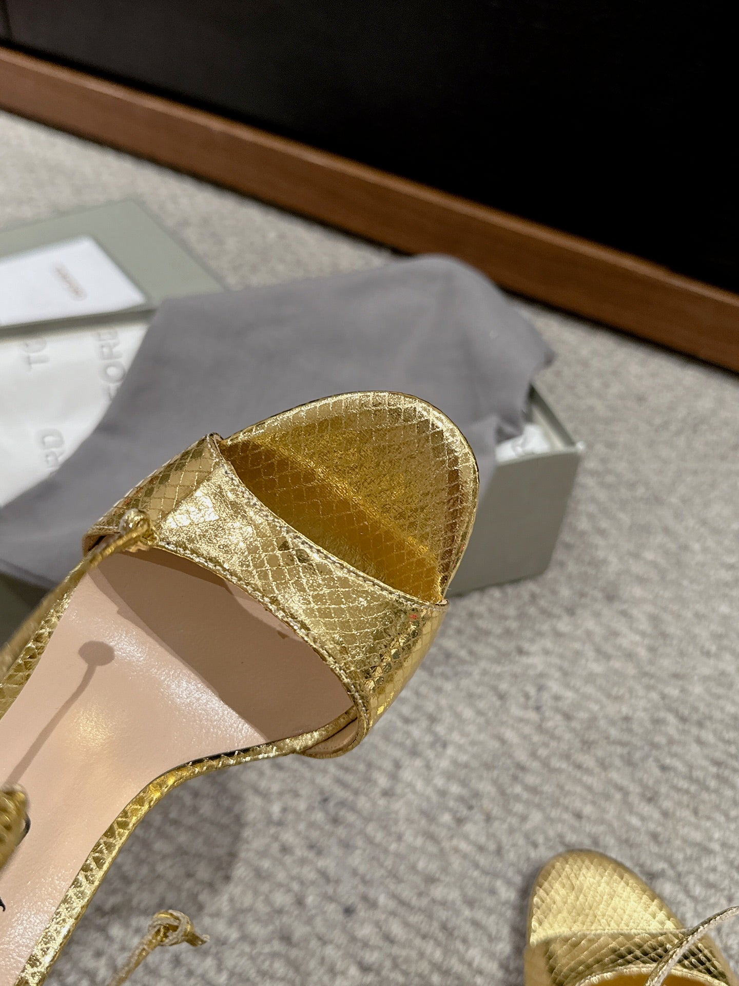 HIGH HEEL 10 CM SANDAL IN GOLD CALFSKIN 684363