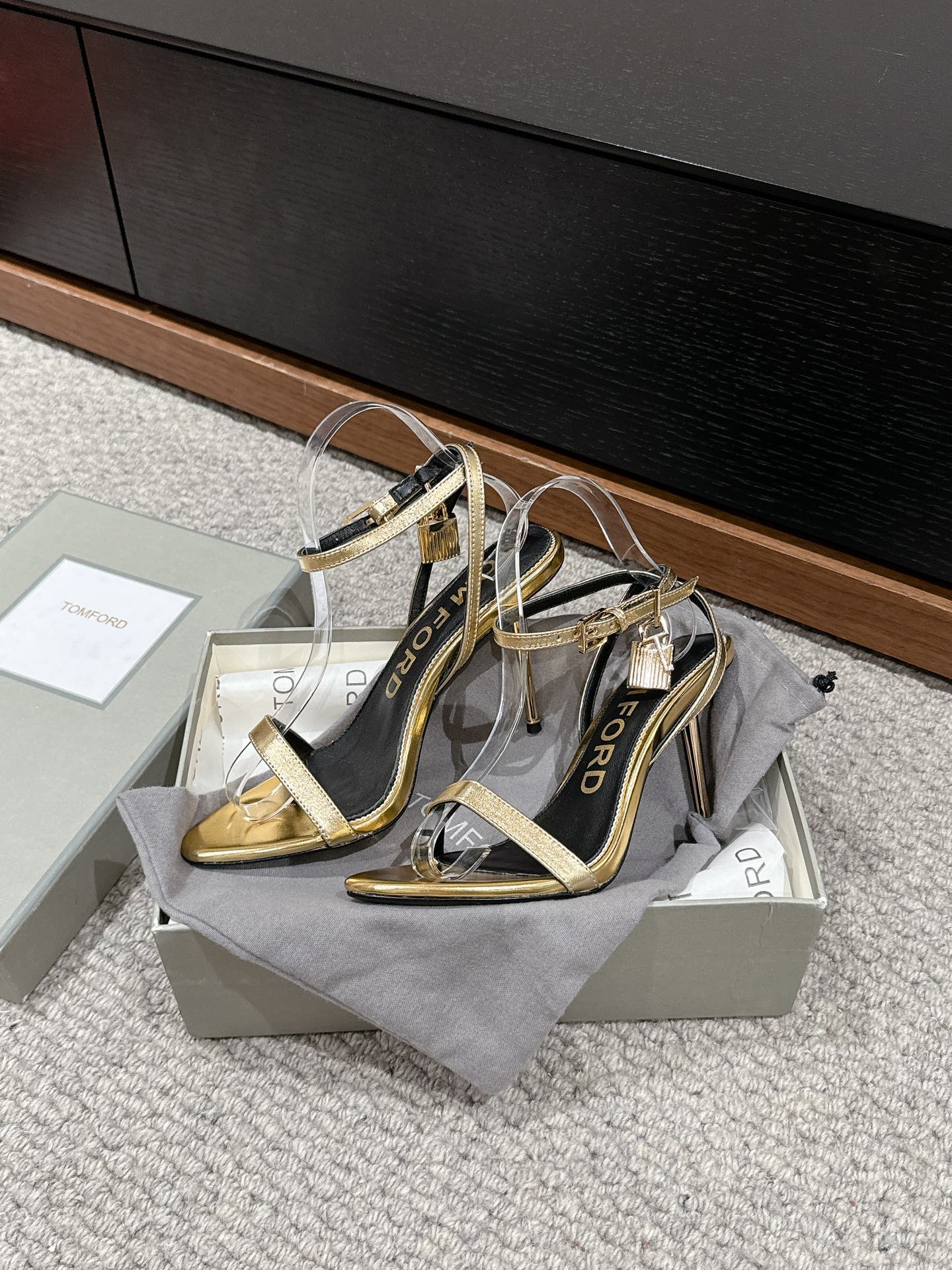 PADLOCK POINTY NAKED SANDAL 85 MM IN GOLD CALFSKIN