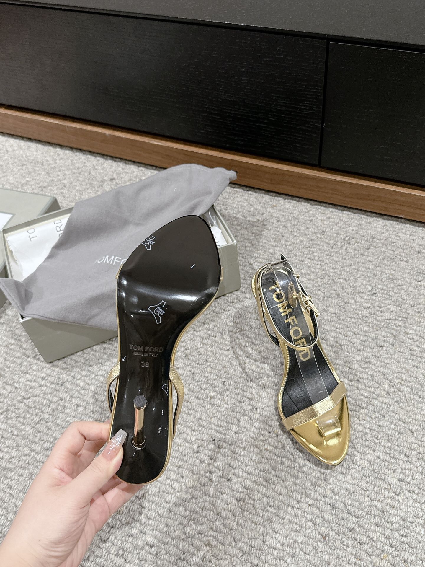 PADLOCK POINTY NAKED SANDAL 85 MM IN GOLD CALFSKIN