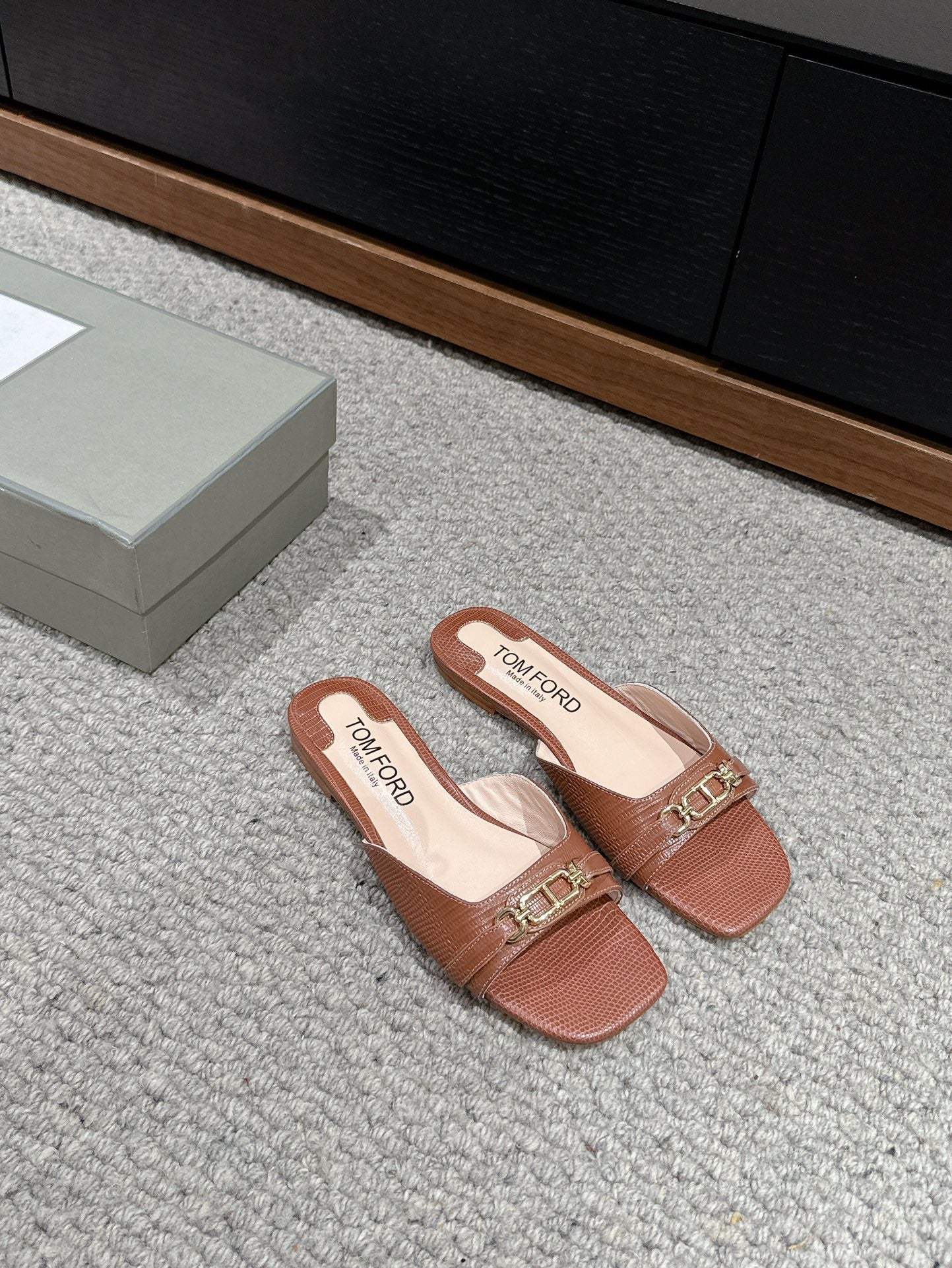 WHITNEY SLIDE IN RED BROWN CROCODILE LEATHER