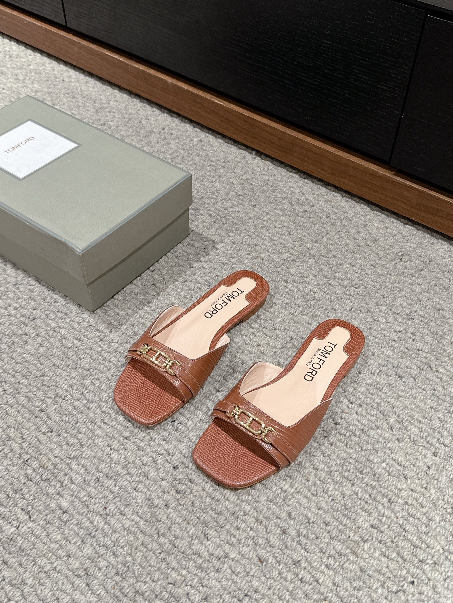 WHITNEY SLIDE IN RED BROWN CROCODILE LEATHER