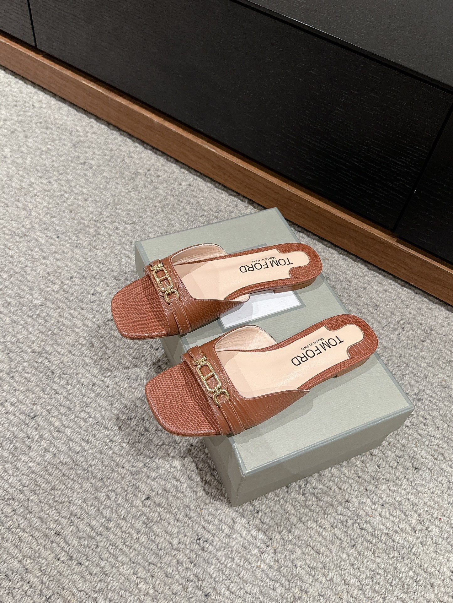 WHITNEY SLIDE IN RED BROWN CROCODILE LEATHER