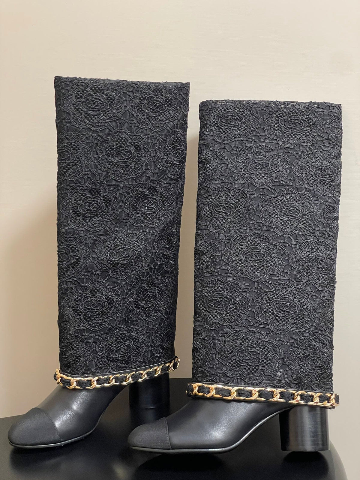 CC FLORAL BOOTS 60MM IN BLACK CALFSKIN WITH GOLD CHAIN