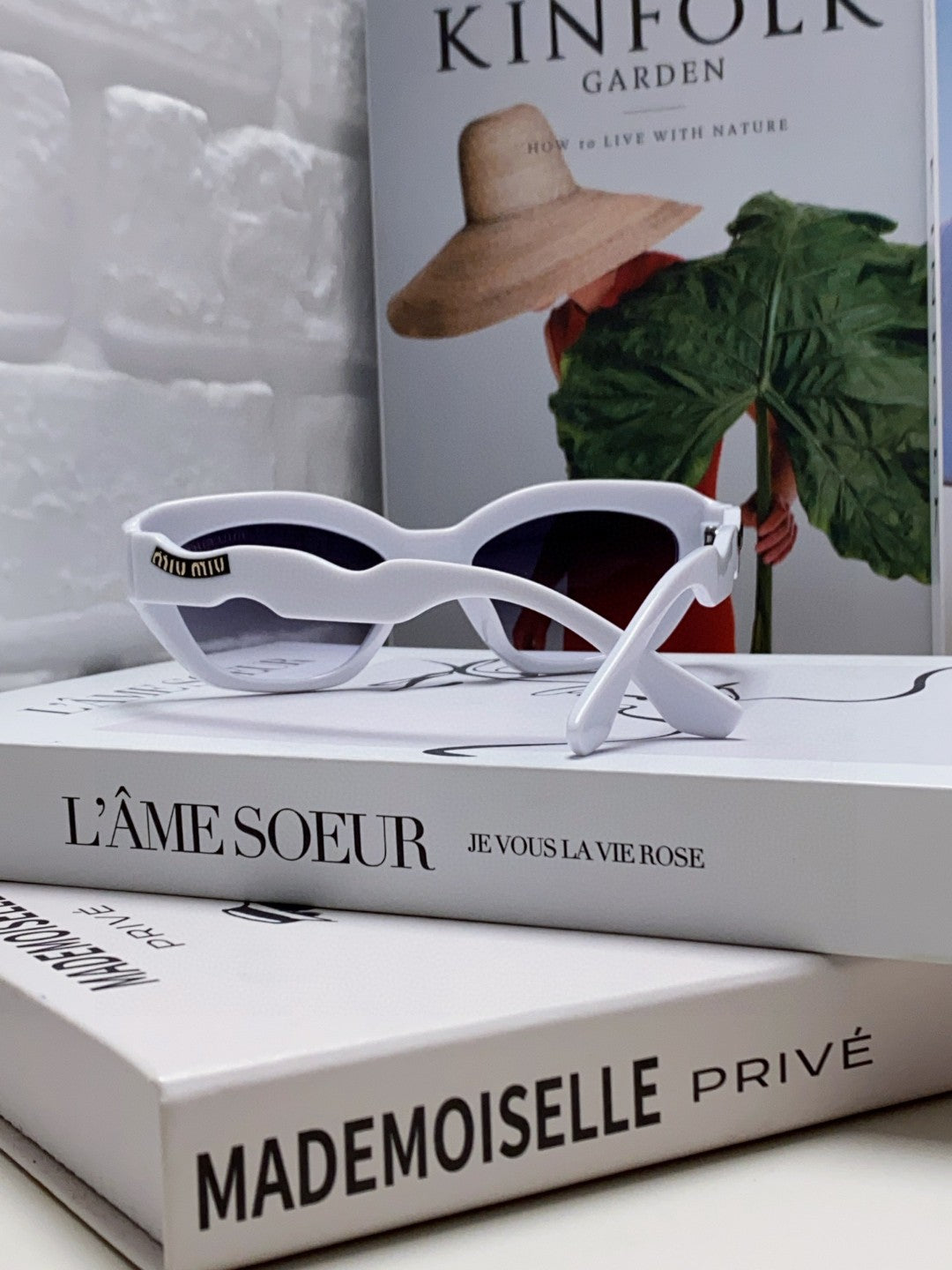 LOGO CAT EYE SUNGLASSES 513007 IN WHITE ACETATE WAVY FRAME