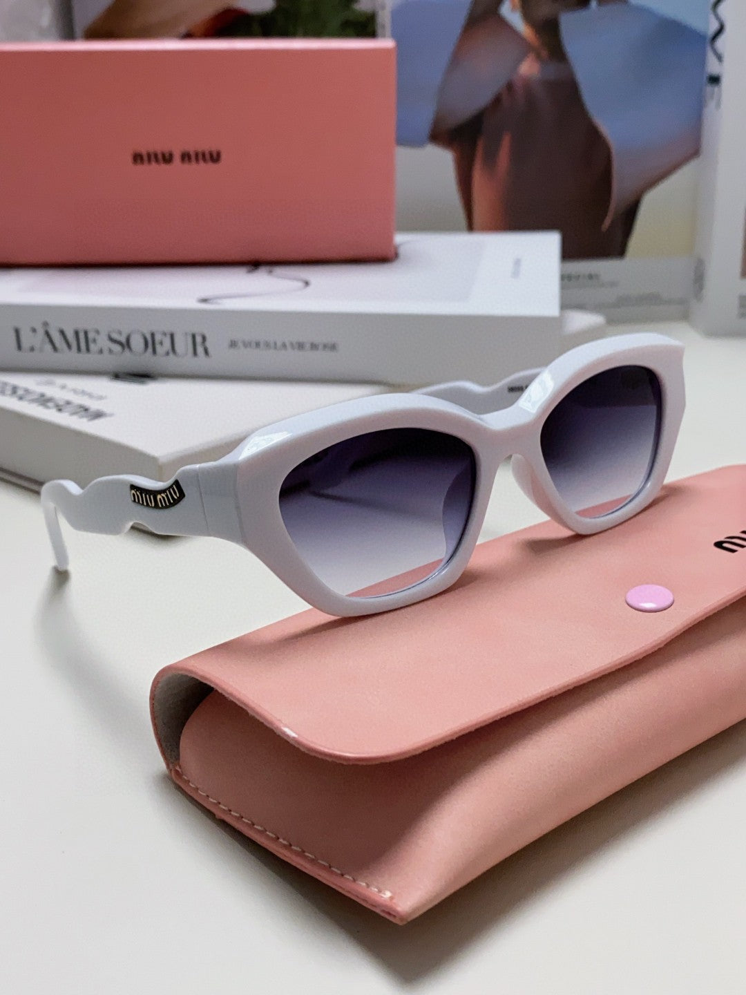 LOGO CAT EYE SUNGLASSES 513007 IN WHITE ACETATE WAVY FRAME