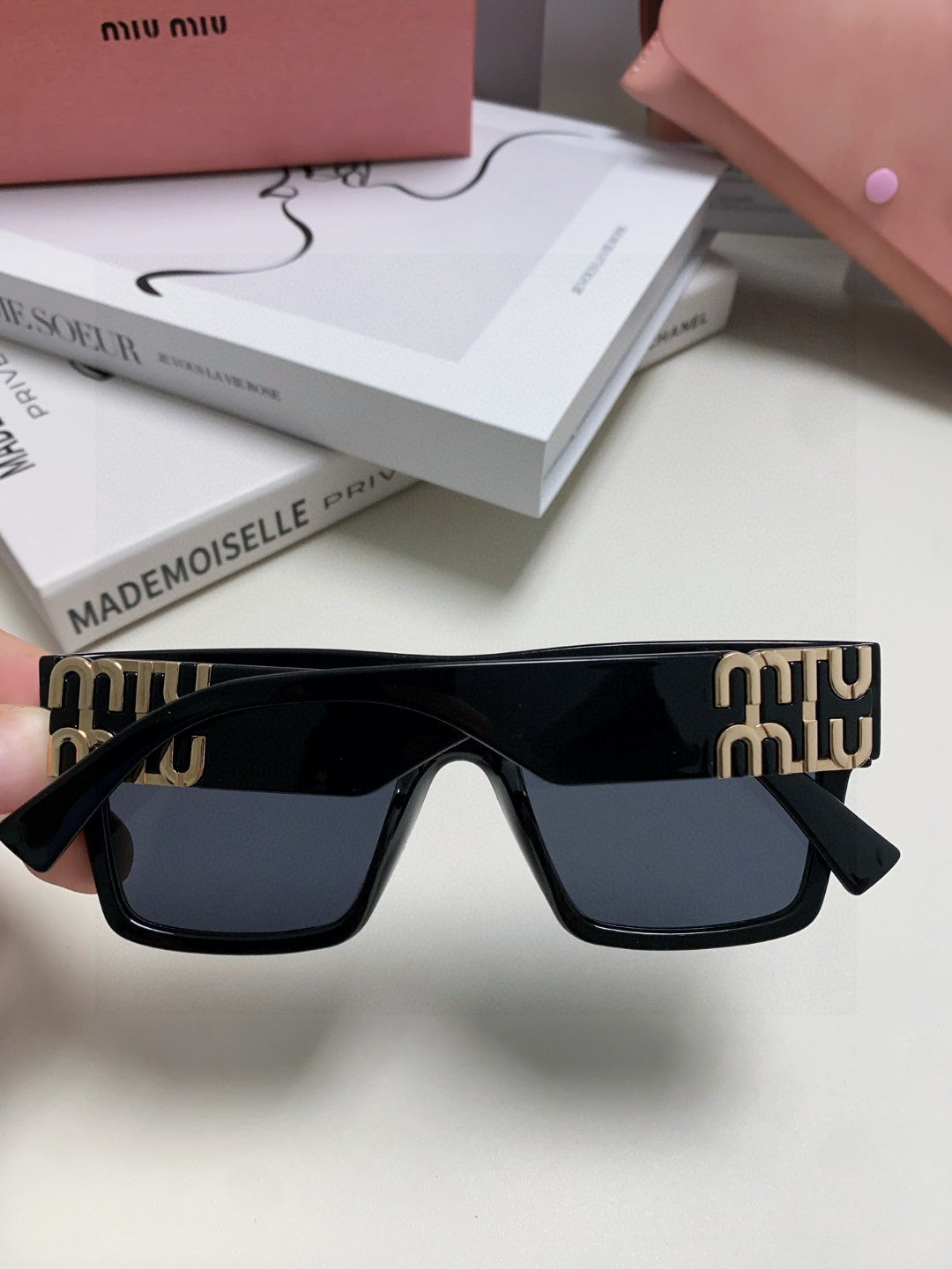 RUNWAY SQUARE SUNGLASSES 513010 IN BLACK ACETATE