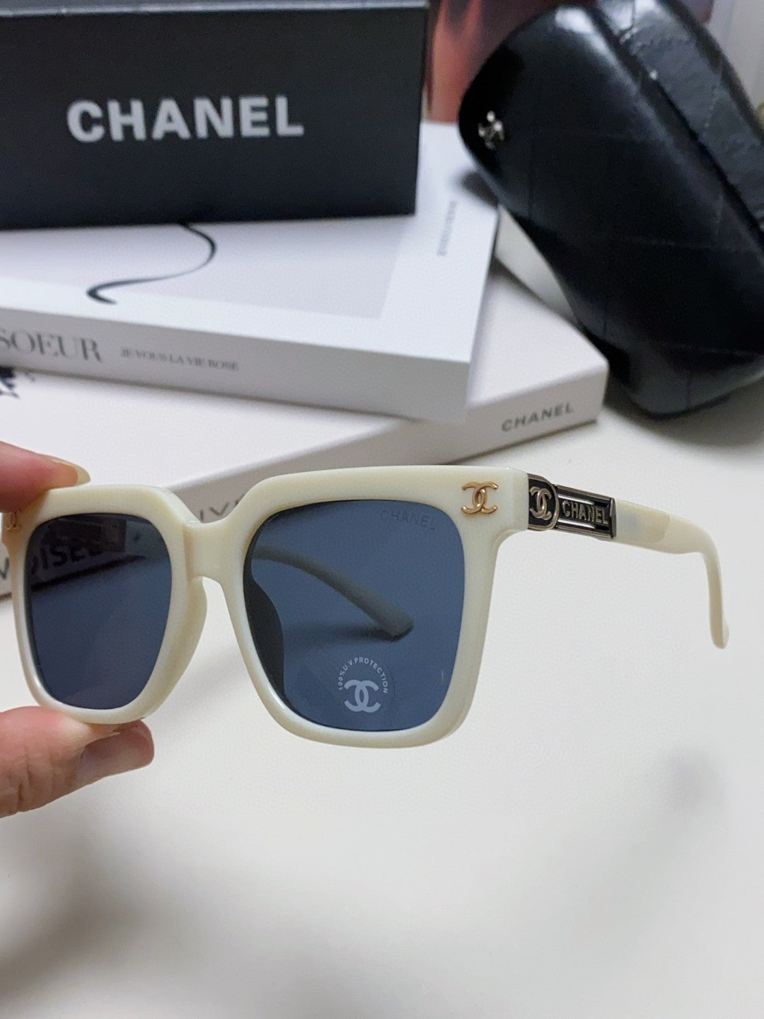 SQUARE SUNGLASSES 632878 IN WHITE ACETATE