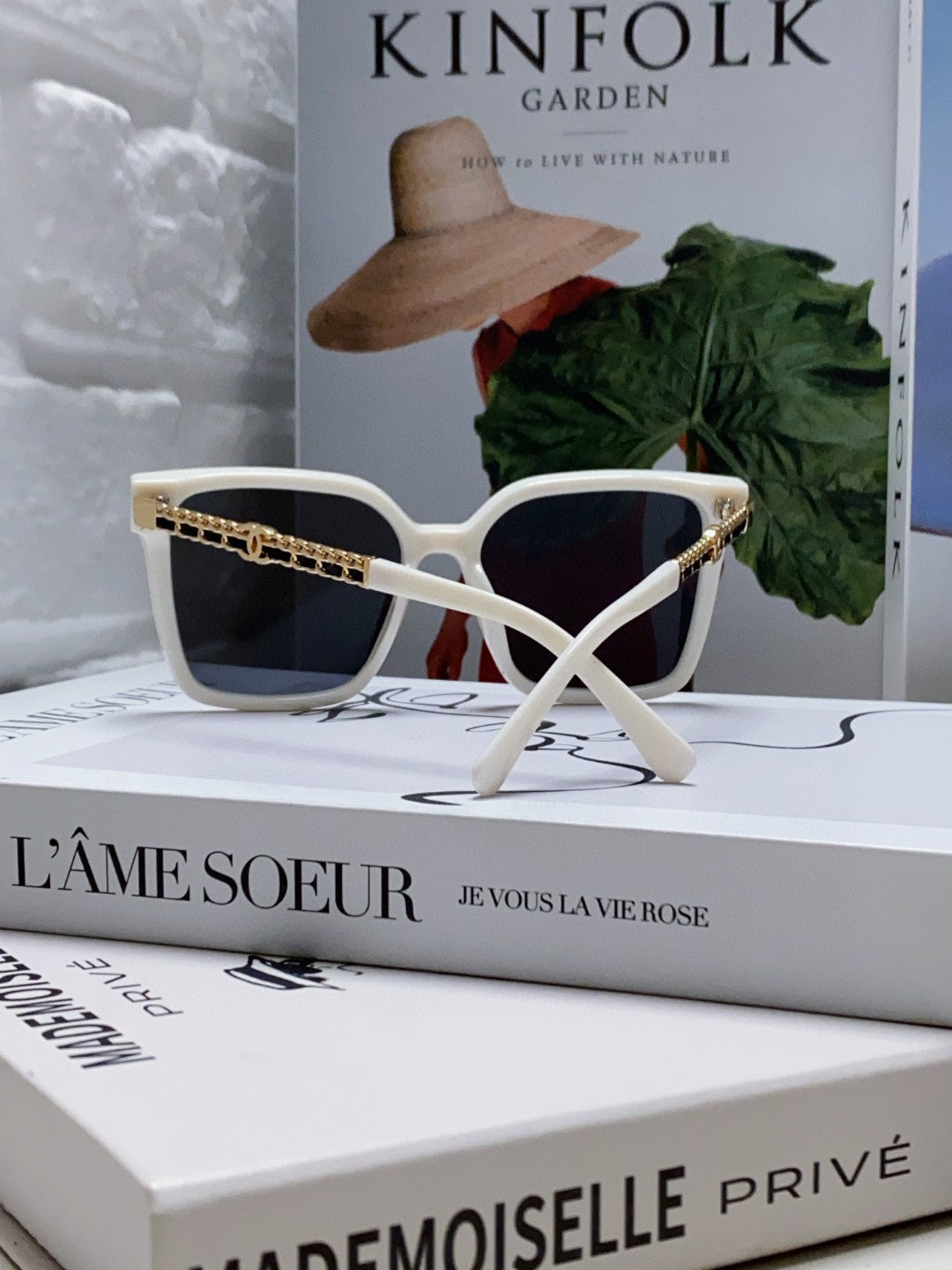 SQUARE SUNGLASSES 632885 IN WHITE ACETATE