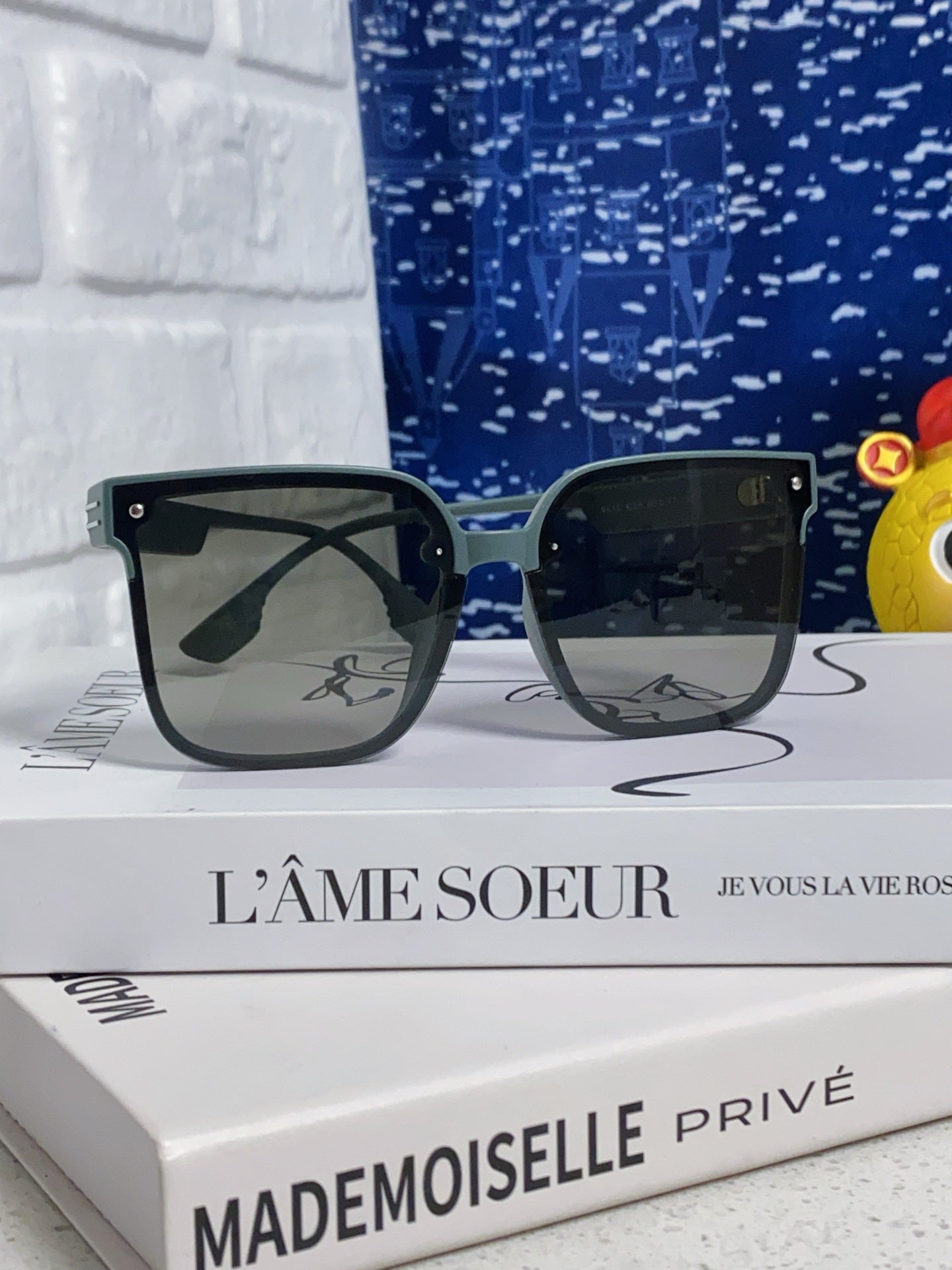 MONTAIGNE SUNGLASS 560860 IN TAN GREEN ACETATE