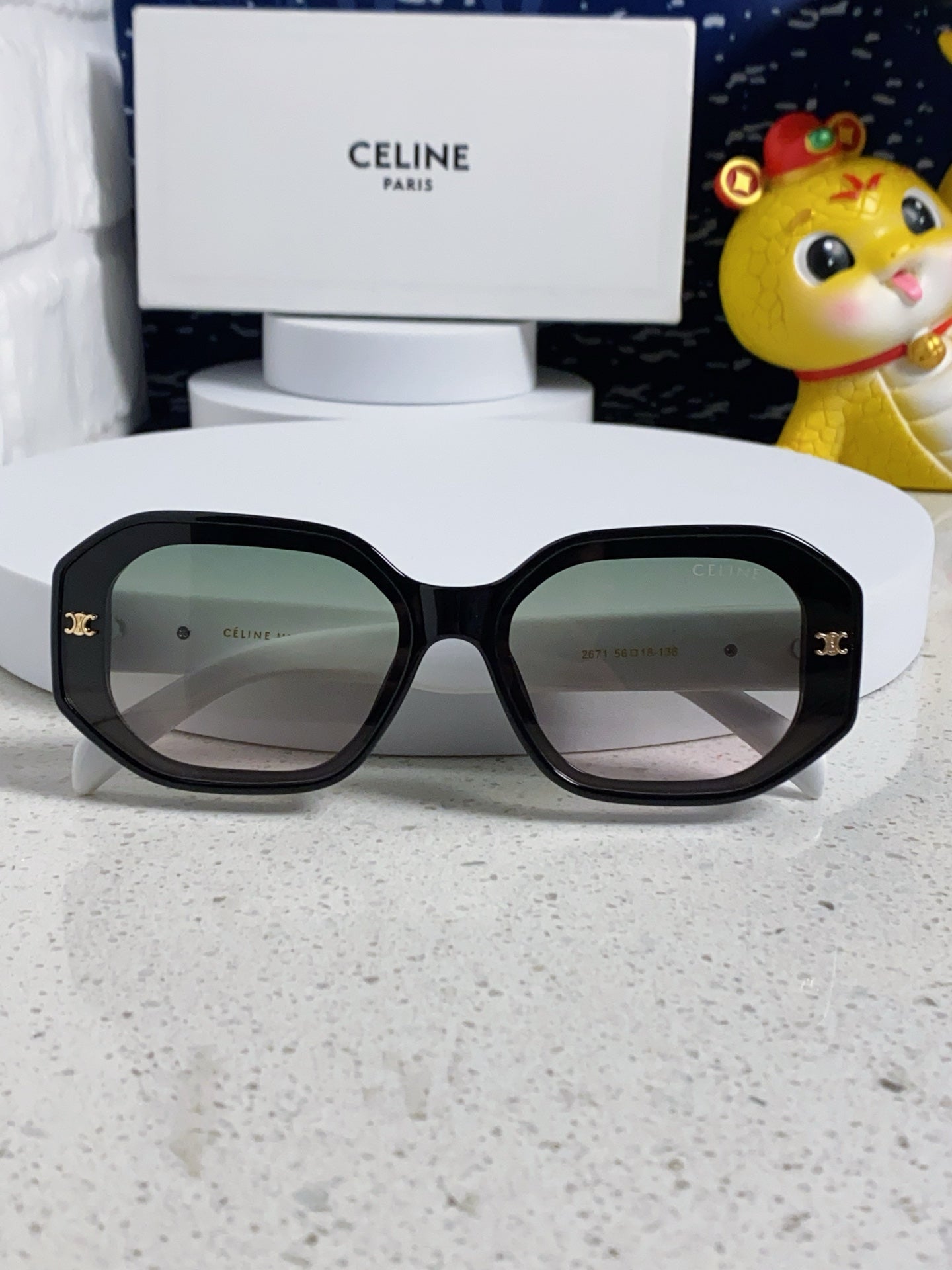 TRIOMPHE SQUARE SUNGLASS 566739 IN BLACK AND WHITE ACETATE