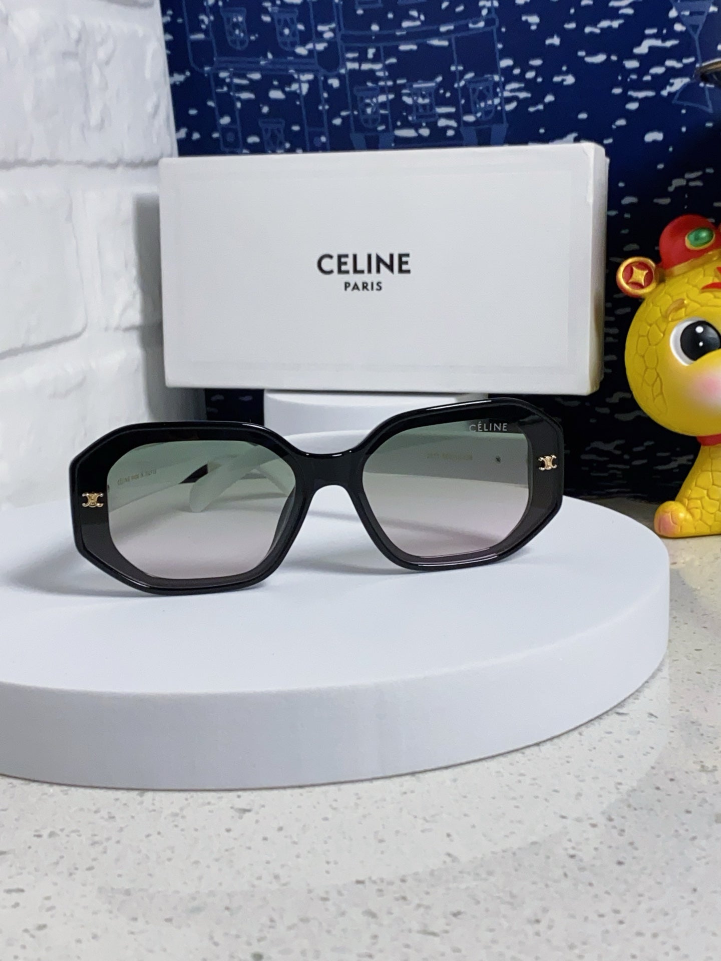 TRIOMPHE SQUARE SUNGLASS 566739 IN BLACK AND WHITE ACETATE