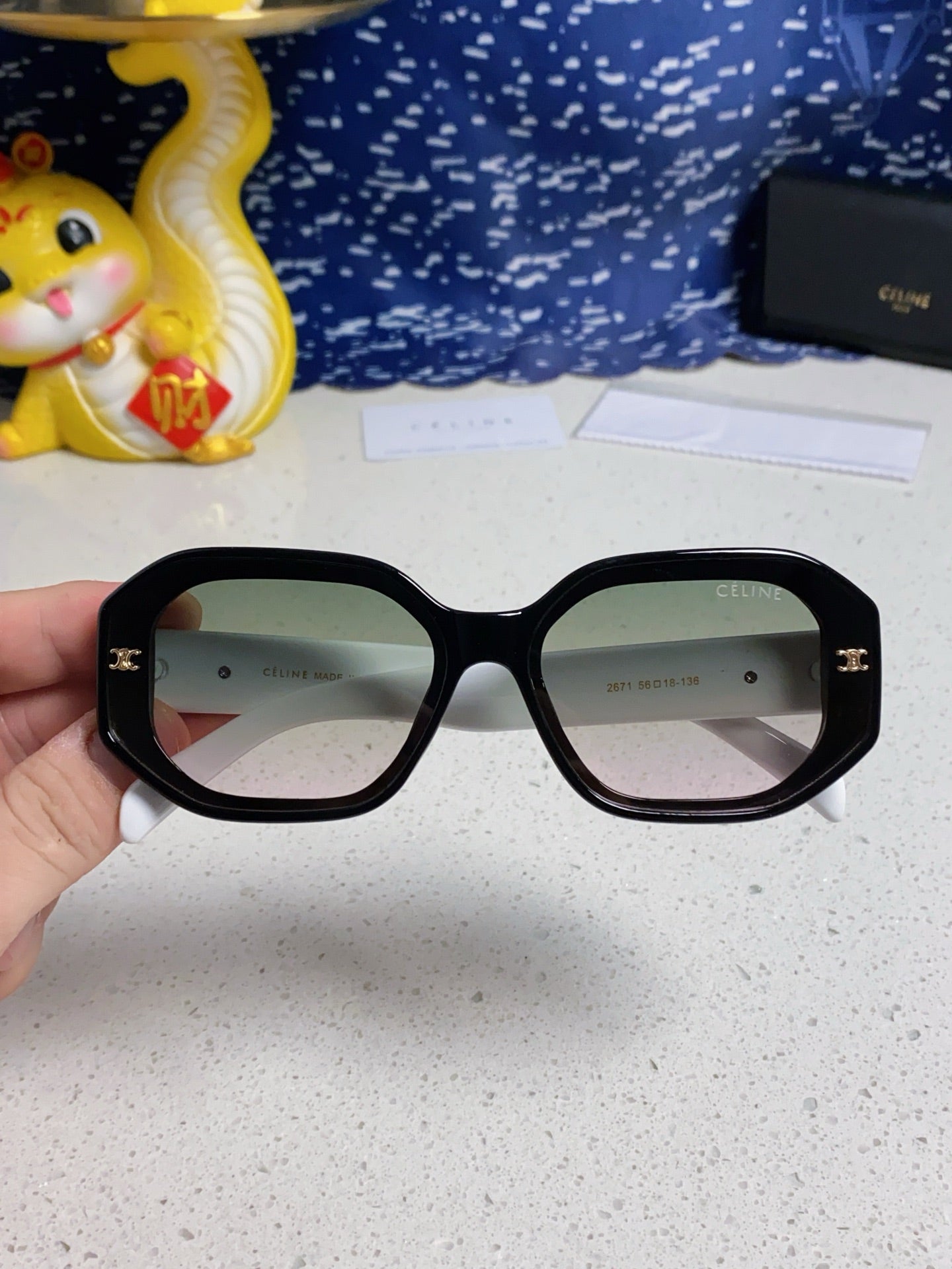 TRIOMPHE SQUARE SUNGLASS 566739 IN BLACK AND WHITE ACETATE