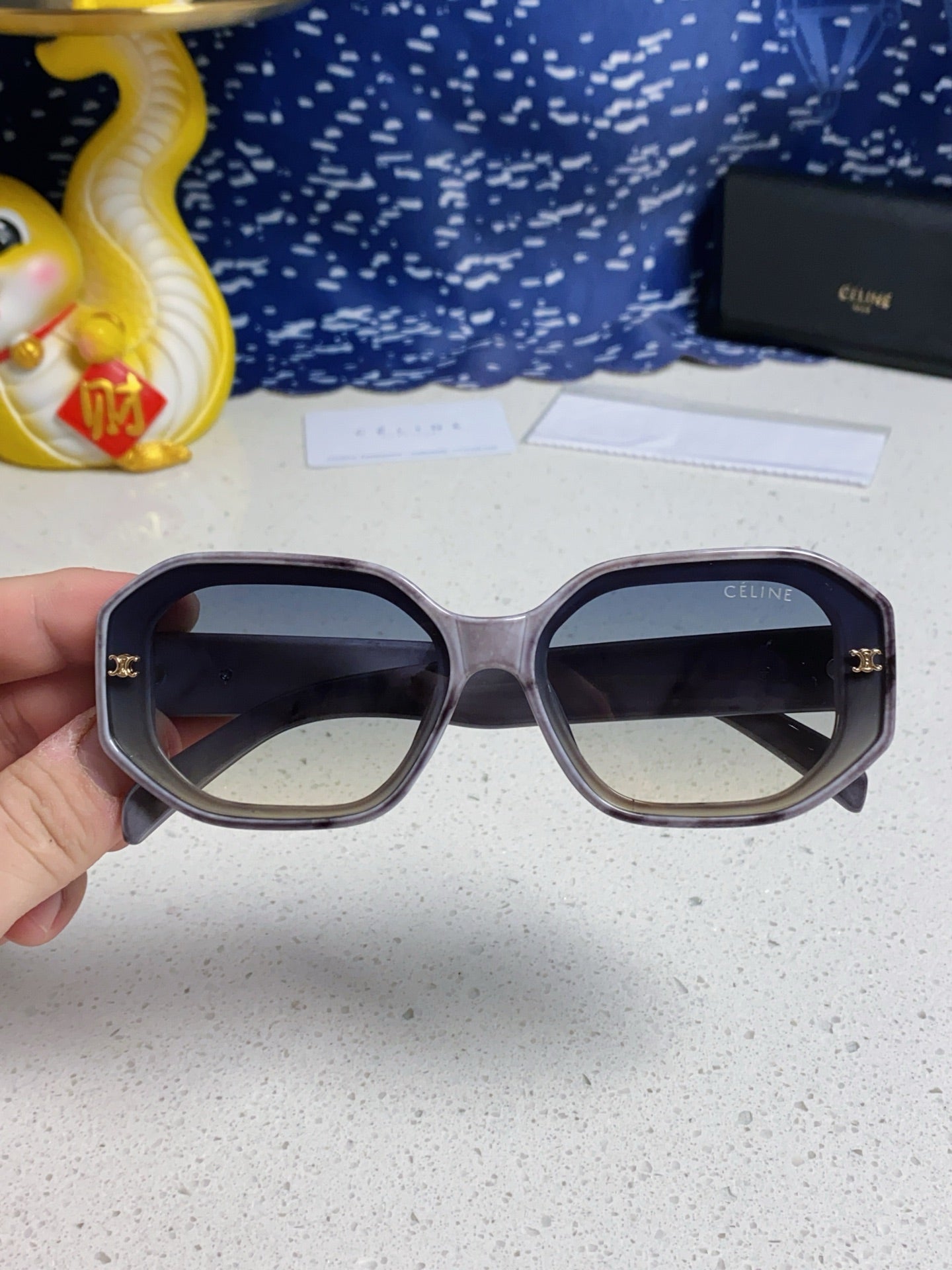 TRIOMPHE SQUARE SUNGLASS 566740 IN MARBLED EFFECT ACETATE