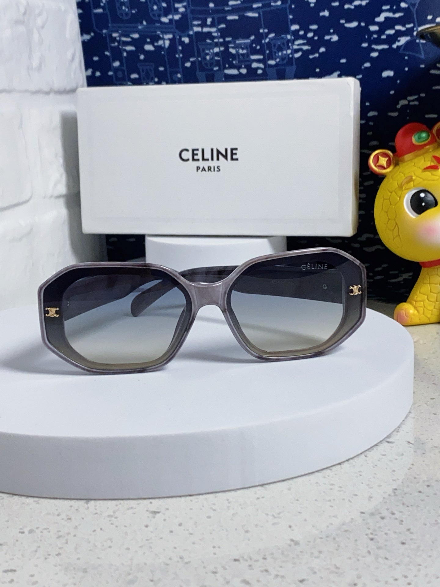 TRIOMPHE SQUARE SUNGLASS 566740 IN MARBLED EFFECT ACETATE