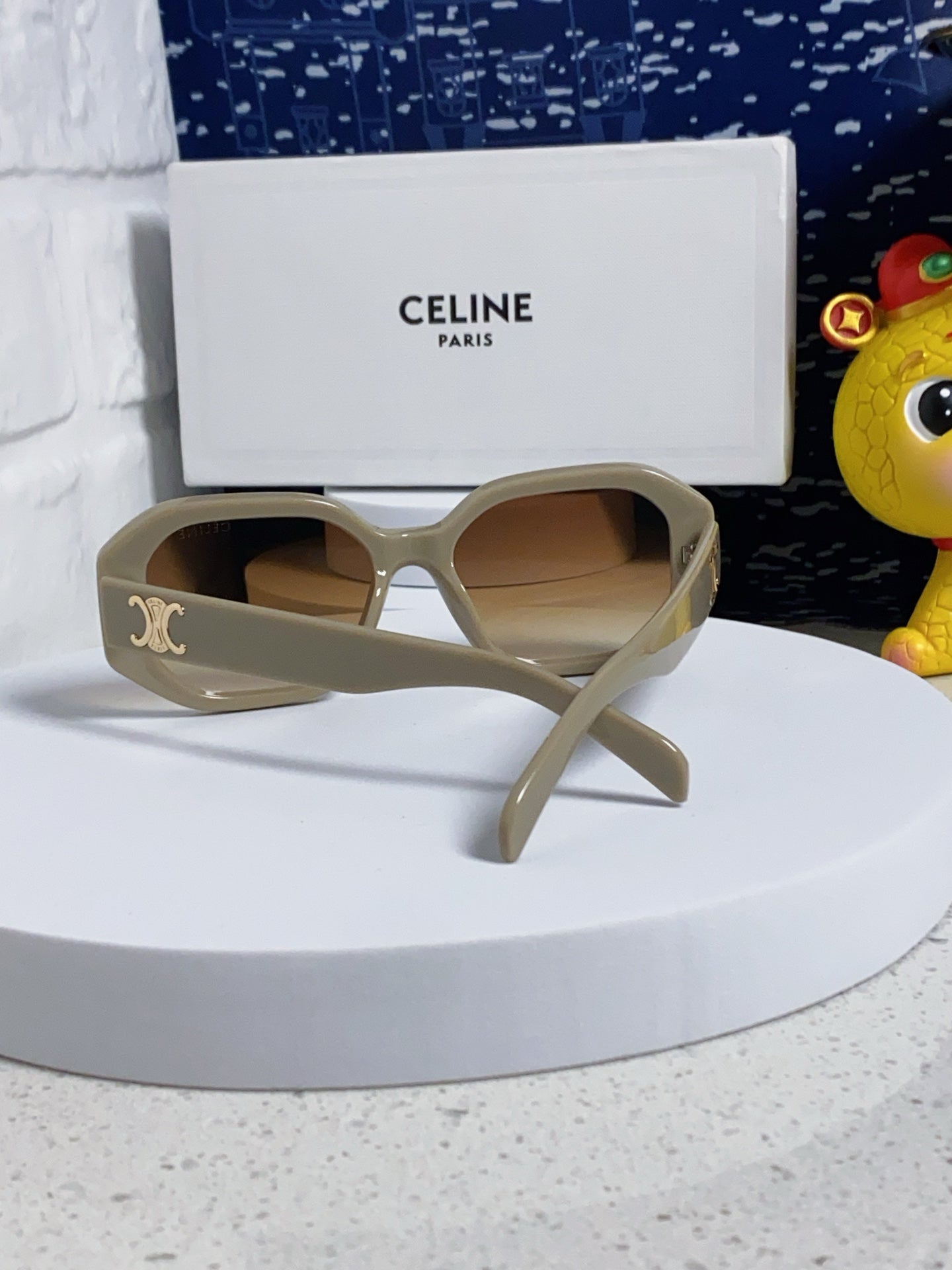 TRIOMPHE SQUARE SUNGLASS 566741 IN IVORY ACETATE