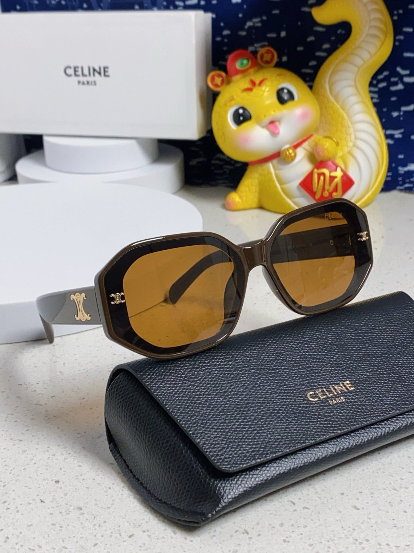 TRIOMPHE SQUARE SUNGLASS 566742 IN CAMEL ACETATE