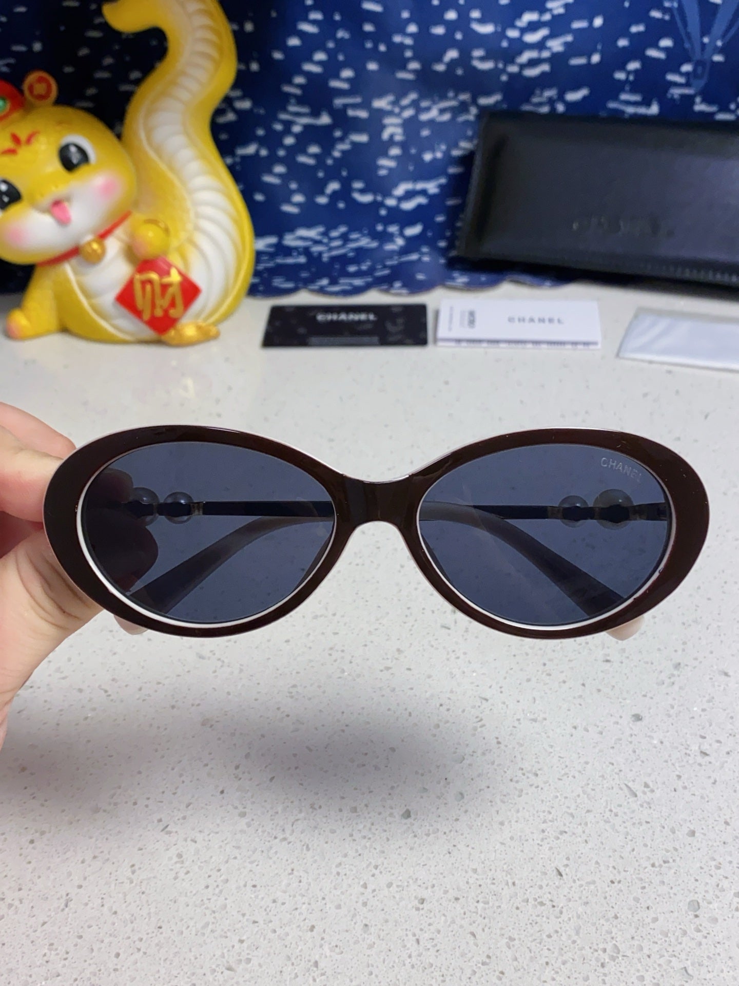 OVAL SUNGLASSES 640343 IN IVORY BROWN ACETATE METAL FRAME EMBOSSED PEARL