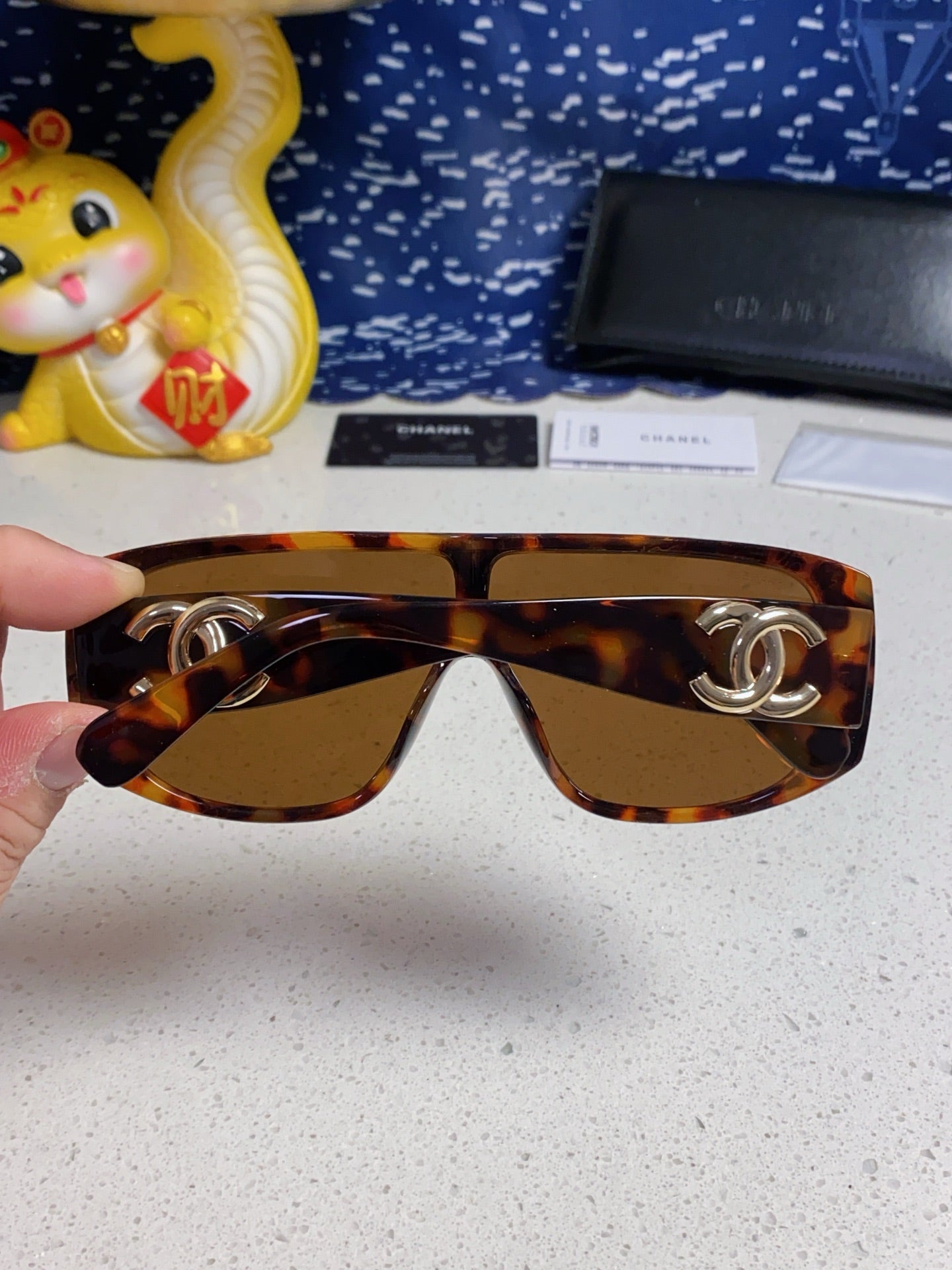 SQUARE SUNGLASSES CH5495 IN HAVANA ACETATE BROWN LENSES