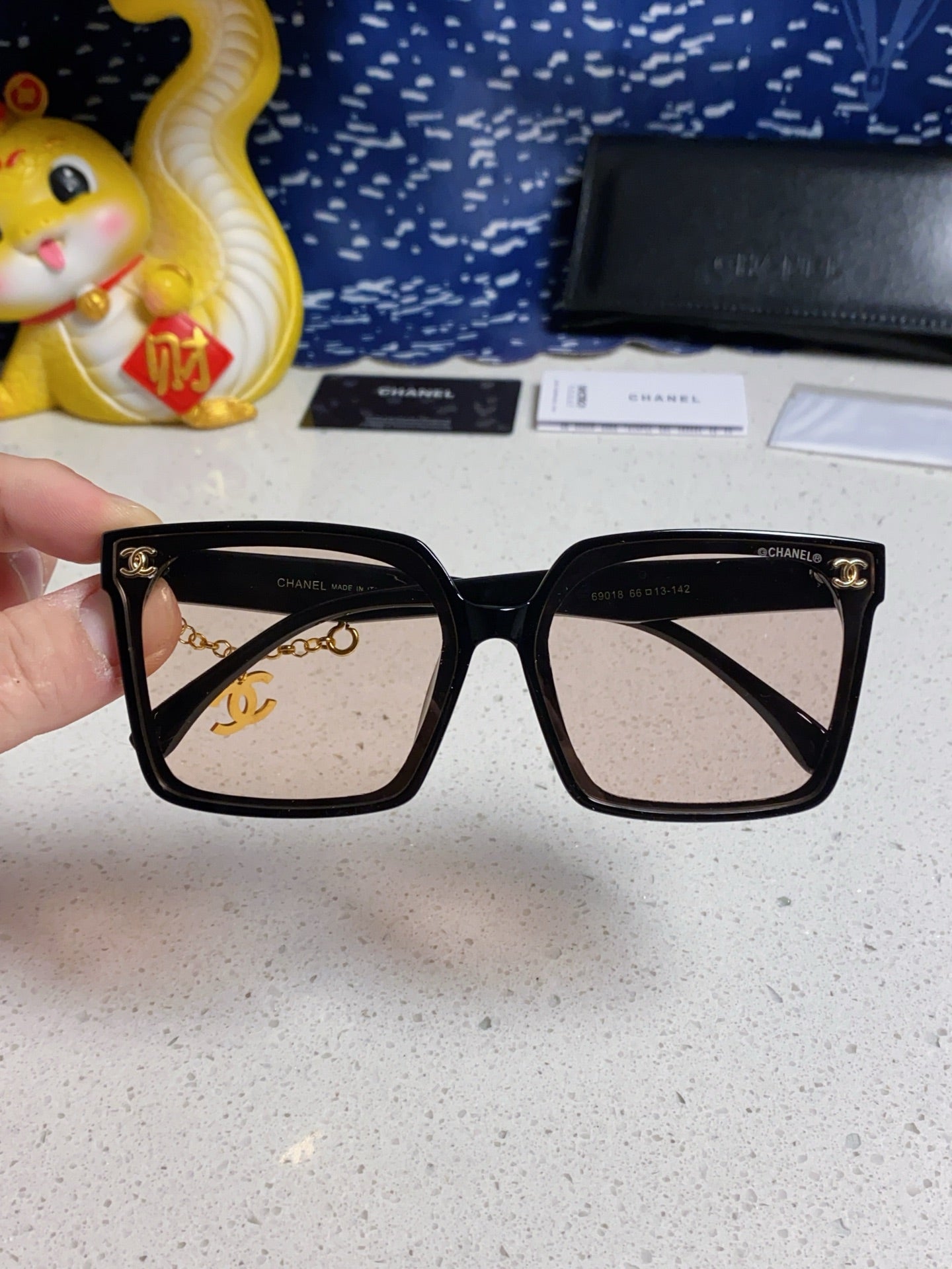 SQUARE SUNGLASSES 641807 IN BLACK ACETATE LIGHT BROWN LENSES