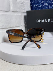 SQUARE SUNGLASSES 641809 IN HAVANA ACETATE GOLD CHAIN