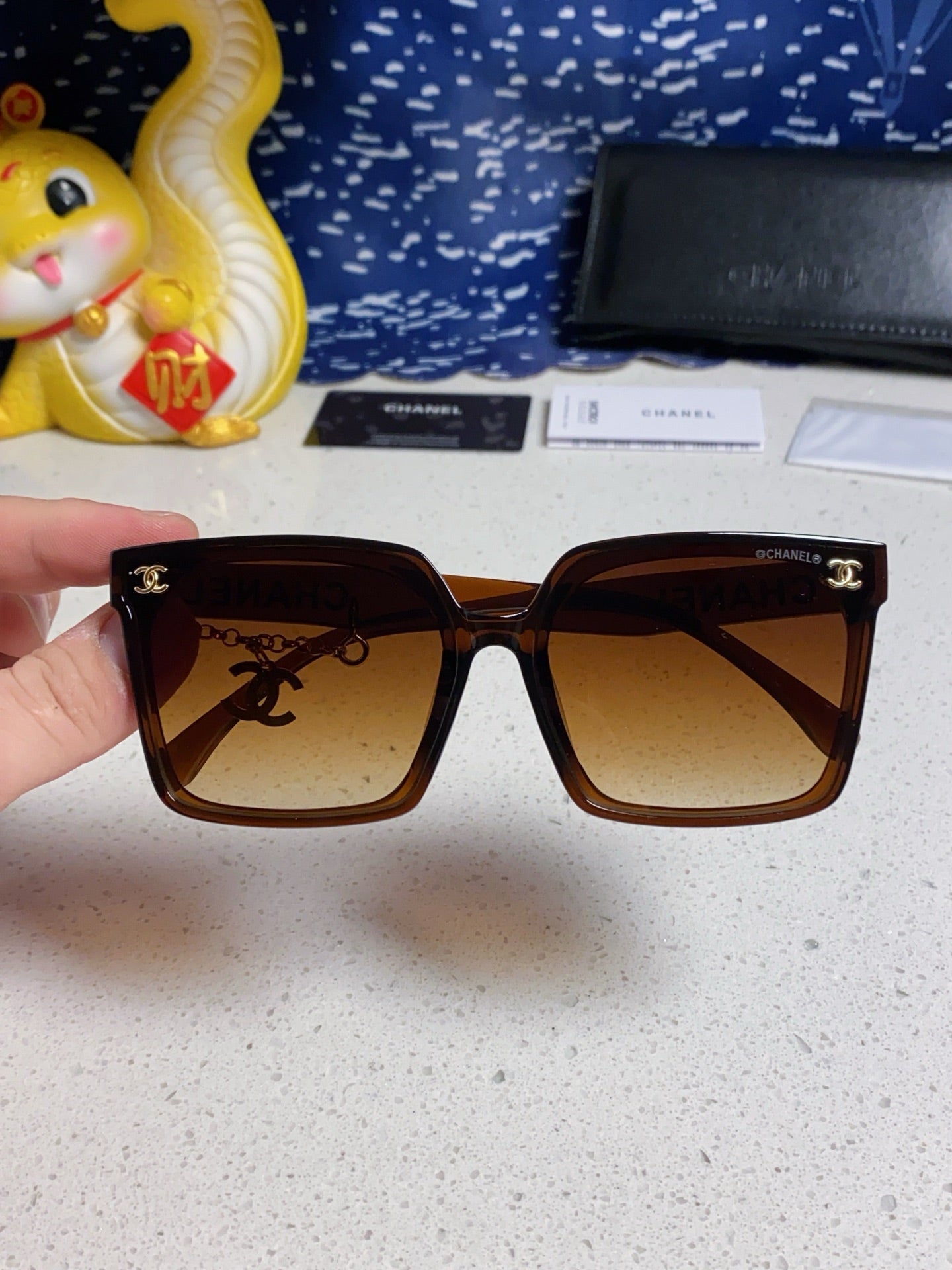 SQUARE SUNGLASSES 641810 IN BROWN ACETATE GOLD CHAIN