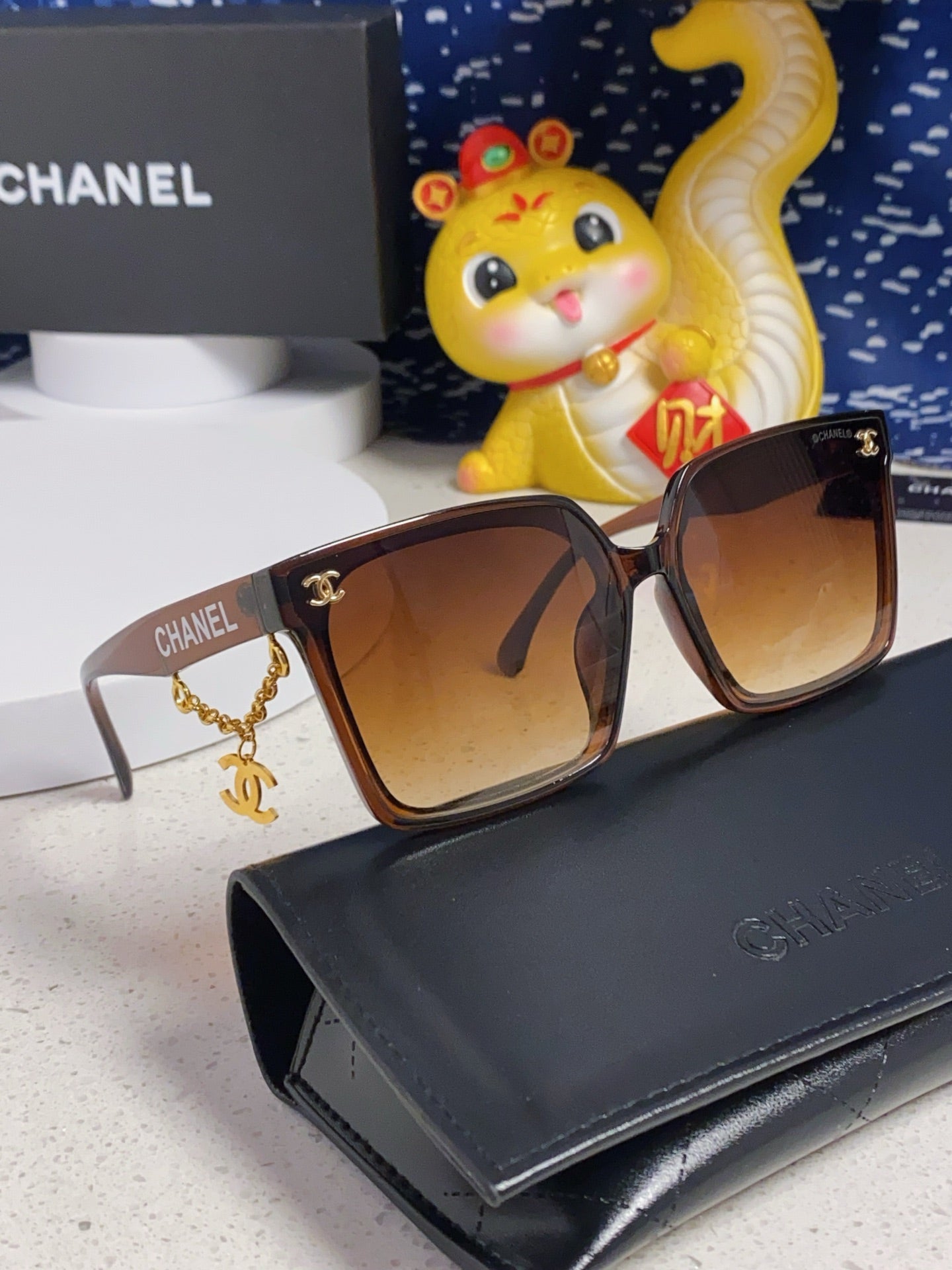 SQUARE SUNGLASSES 641810 IN BROWN ACETATE GOLD CHAIN