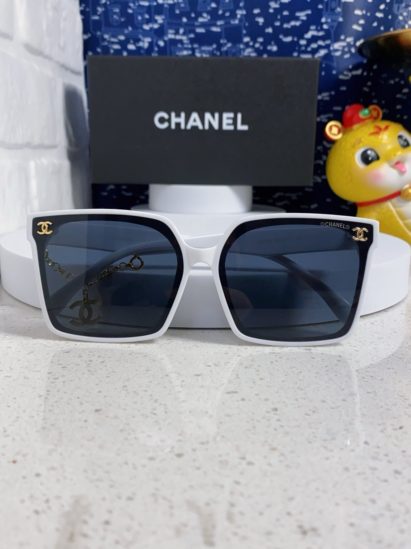 SQUARE SUNGLASSES 641811 IN WHITE ACETATE GOLD CHAIN