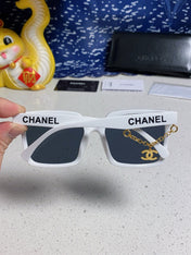 SQUARE SUNGLASSES 641811 IN WHITE ACETATE GOLD CHAIN