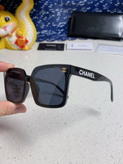 SQUARE SUNGLASSES 641812 IN BLACK ACETATE GOLD CHAIN