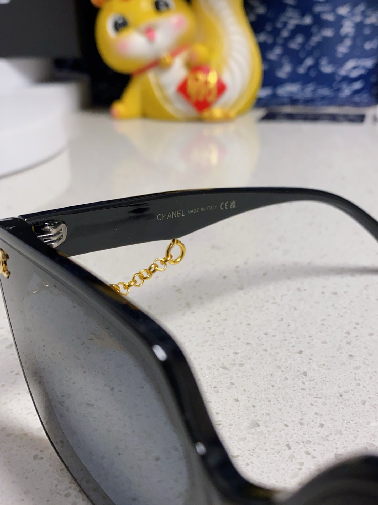 SQUARE SUNGLASSES 641812 IN BLACK ACETATE GOLD CHAIN