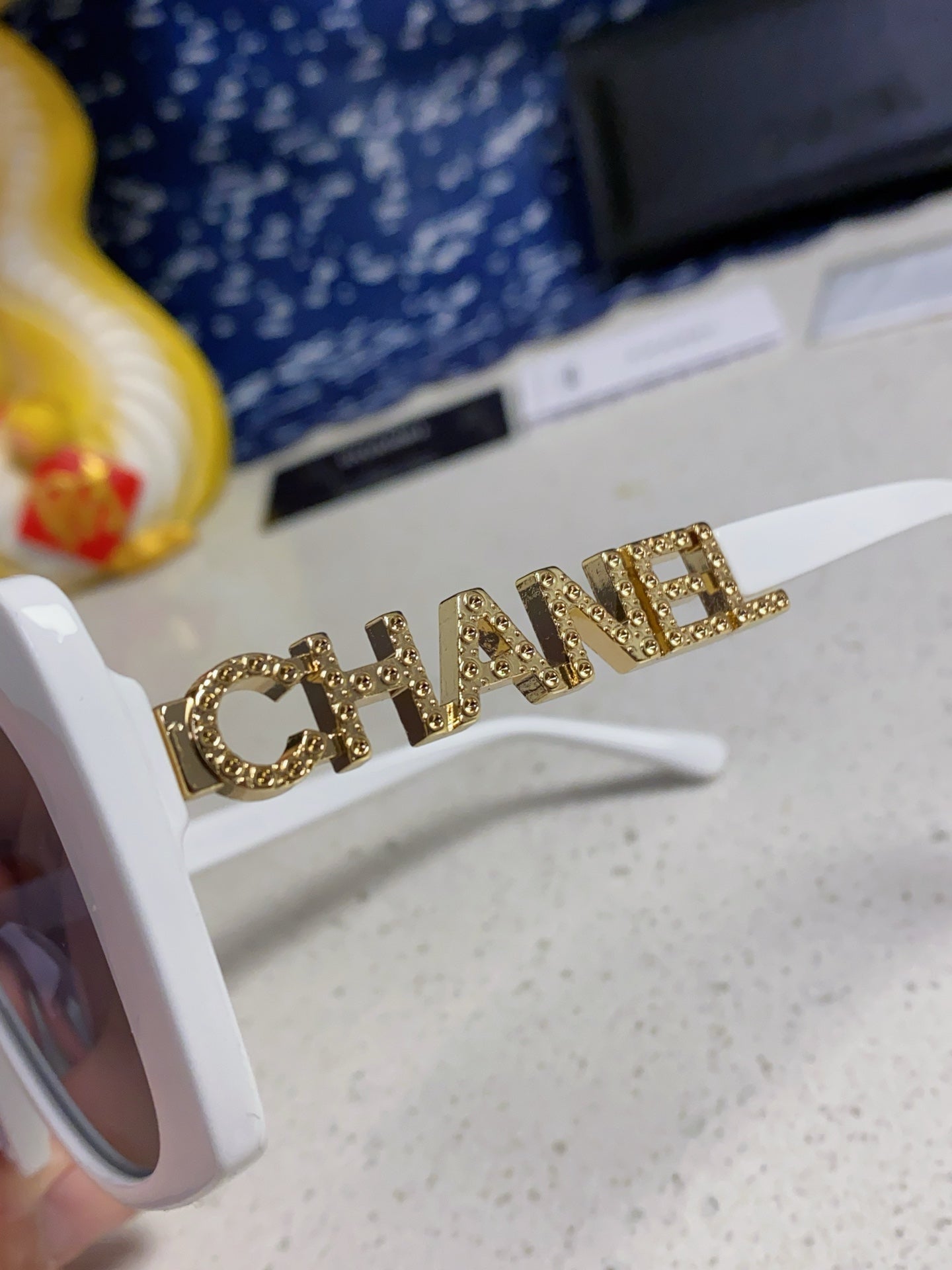 BUTTERFLY SUNGLASSES 641814 IN WHITE ACETATE GOLD METAL LOGO