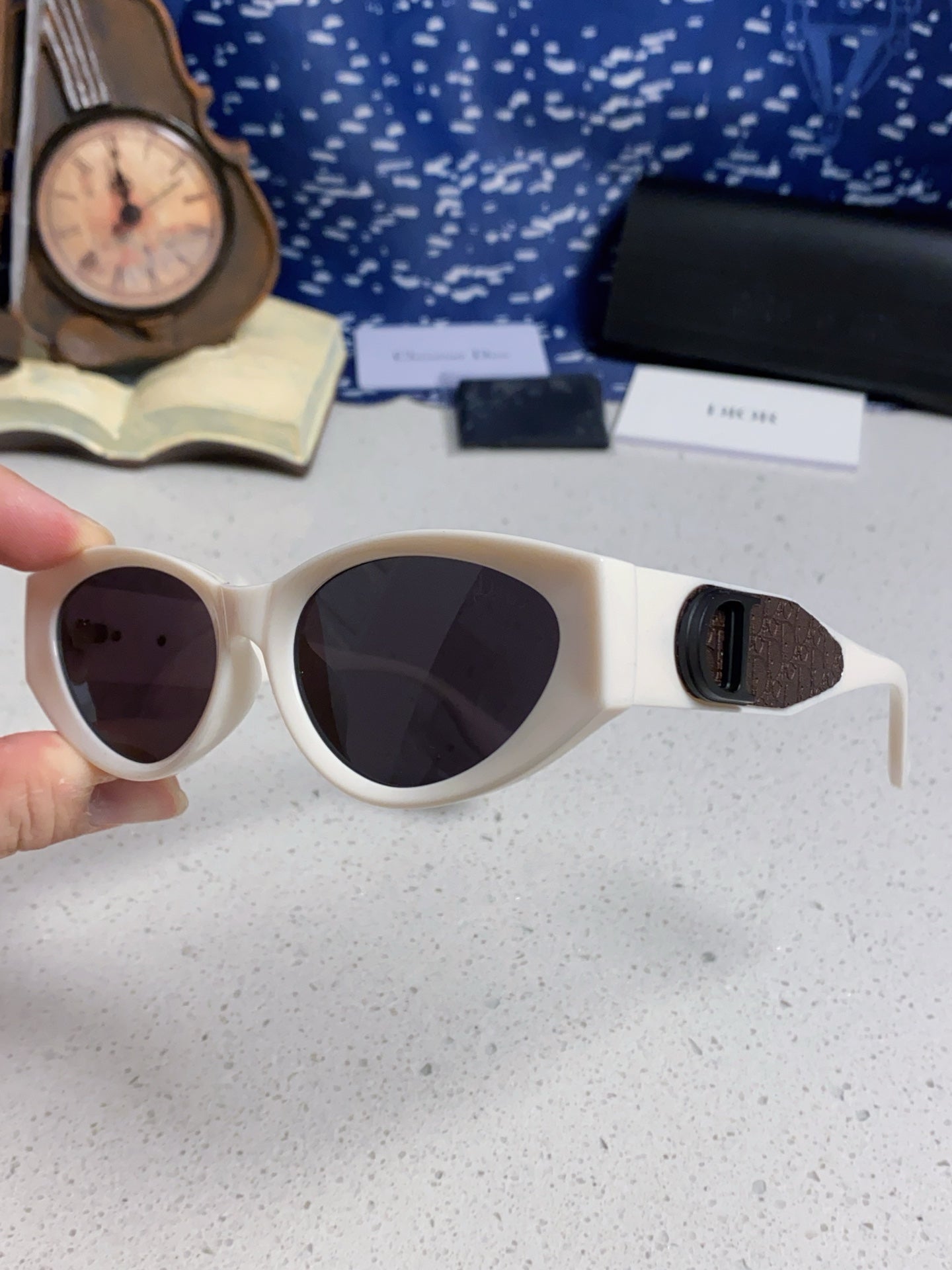 MONTAIGNE SUNGLASS 578113 IN OFF WHITE ACETATE