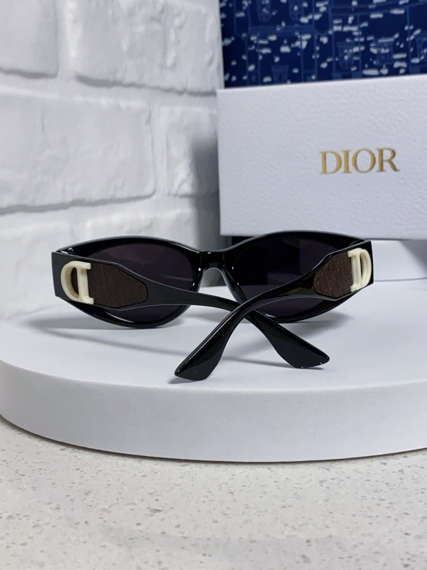 MONTAIGNE SUNGLASS 578115 IN BLACK ACETATE