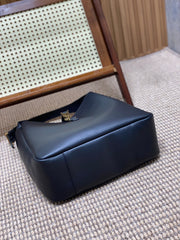 LE 5 À 7 LARGE SUPPLE BAG 31 IN BLACK CALFSKIN