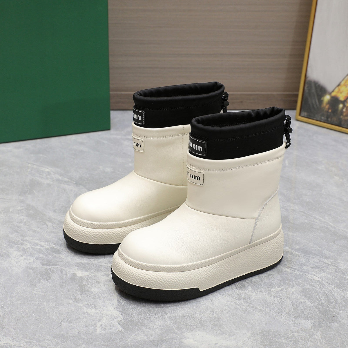 THICK-SOLED SNOW BOOTS IN WHITE CALFSKIN MIX BLACK NYLON