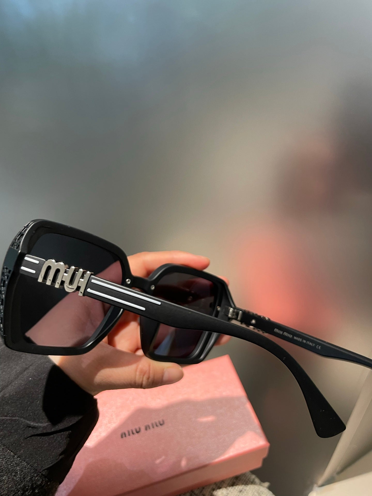 RUNWAY SQUARE SUNGLASSES 513100 IN BLACK ACETATE