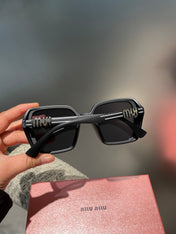 RUNWAY SQUARE SUNGLASSES 513100 IN BLACK ACETATE