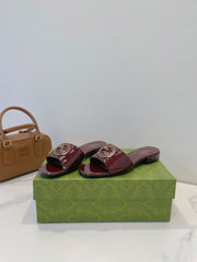 SLIDE SANDALS IN WINE RED GLOSSY SHEEPSKIN ENAMELLED ROUND INTERLOCKING G